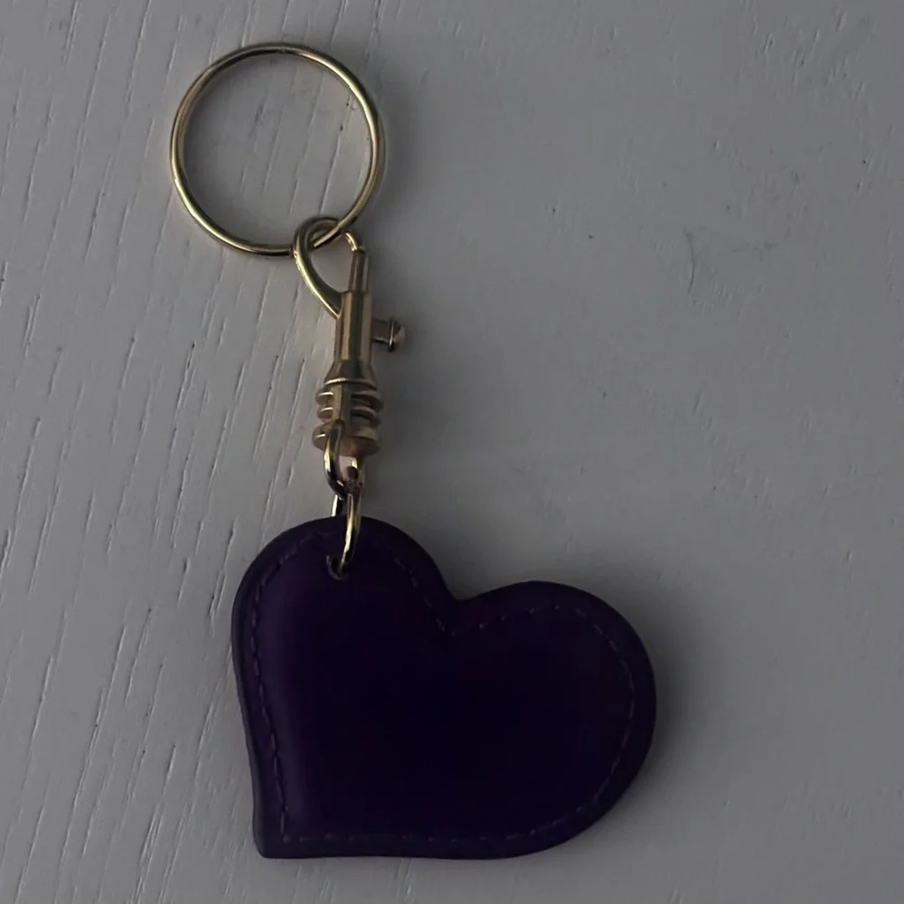 3/20$ Vera Wang Princess Purple Heart Princess Keychain - Picture 2 of 2